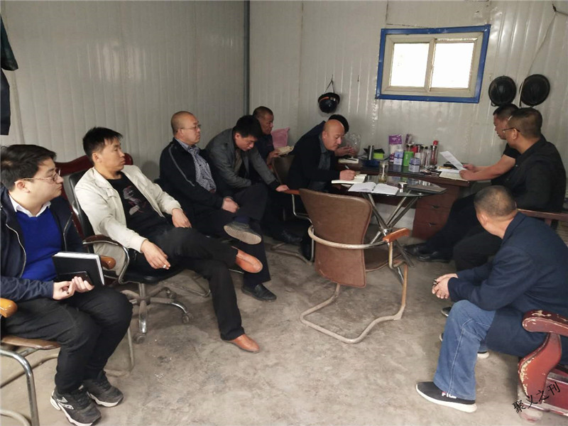 3.20石膏建材利用班前會時間學(xué)習(xí)傳達公司紅頭文件精神。.jpg